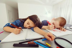 4 sätt sömnbrist påverkar barns studier