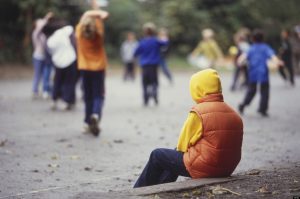 Varför barn som är annorlunda kan känna sig ensamma