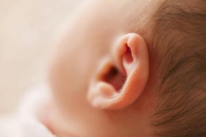 Ont i örat hos barn: orsaker & lösningar