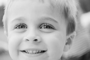 Barn gnisslar tänder: orsaker och lösningar