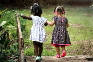 Barnuppfostran i olika kulturer: skillnader och likheter